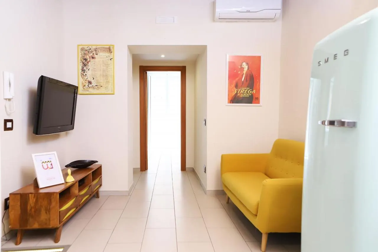 Shabby Chic Apartment In The Vibrant City Center Naples