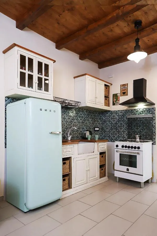 Shabby Chic Apartment In The Vibrant City Center Naples Italy