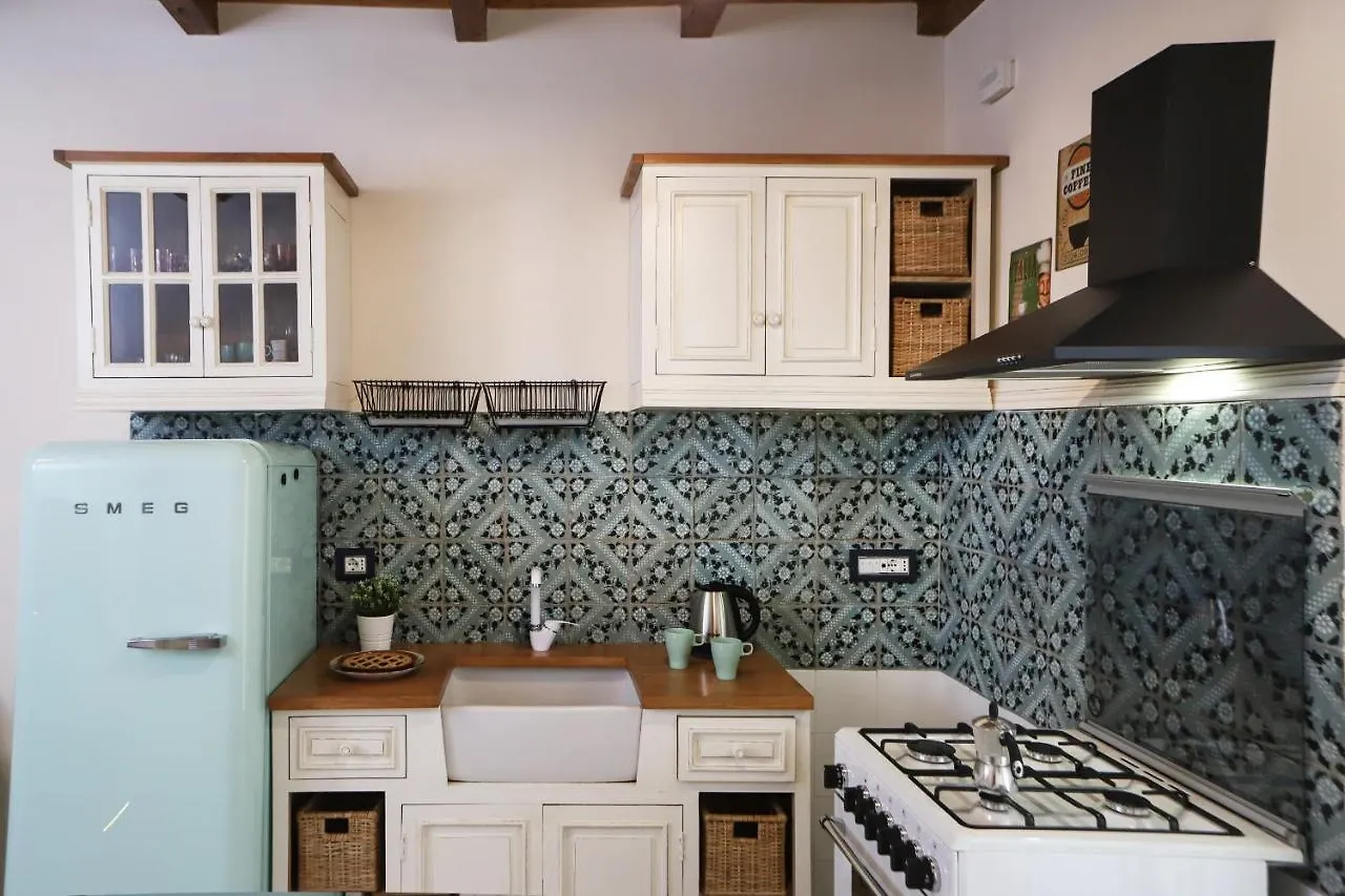 Shabby Chic Apartment In The Vibrant City Center Naples