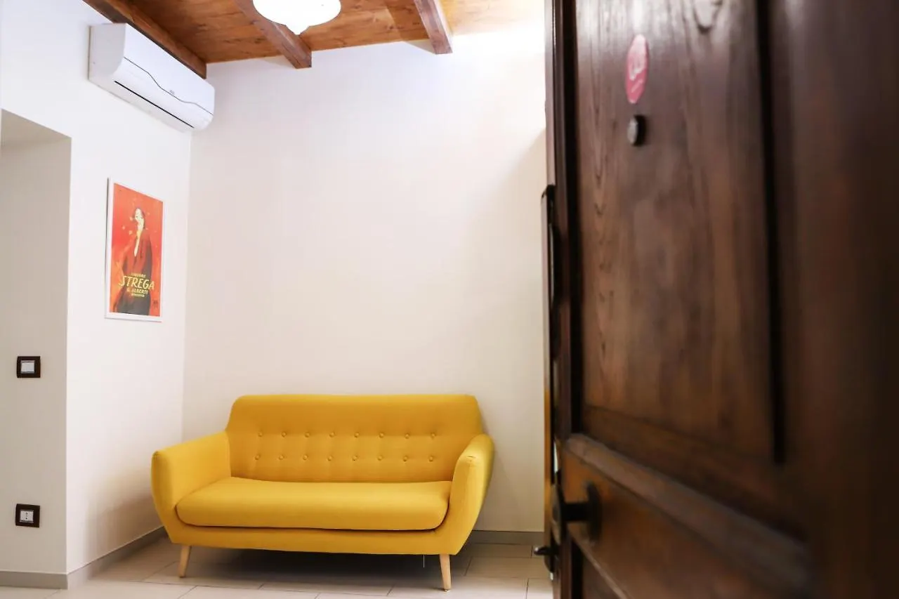 Shabby Chic Apartment In The Vibrant City Center Neapol